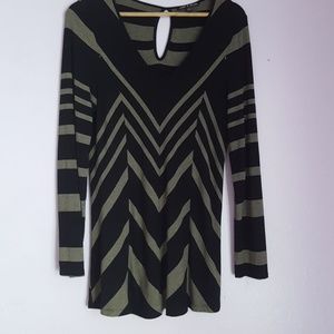 Blouse black and gold chevron design